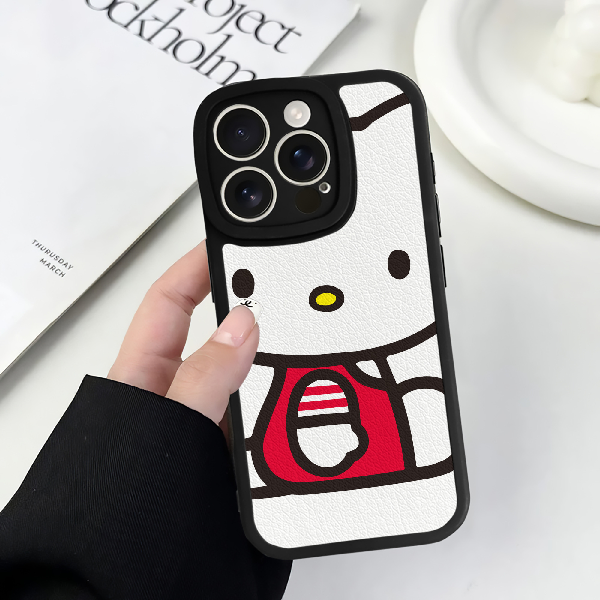 （画像用） Hello Kitty ハローキティ 【iPhone 16シリーズ対応】シリコンスマホケース（レザー調） 材質：シリコン